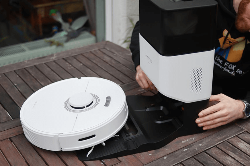 Робот-пылесос Roborock Q7 Max+ со станцией самоочистки стоит на столе во время теста