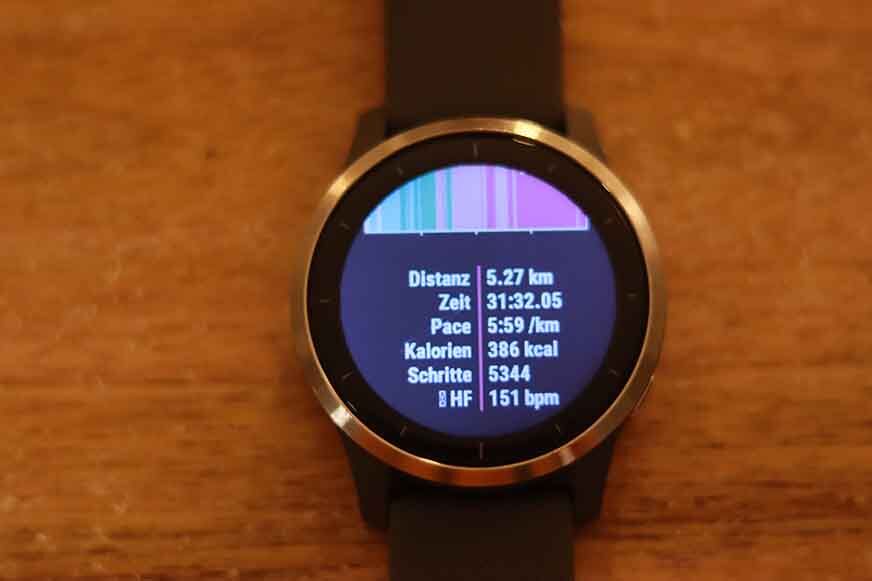 Данные о тренировке на экране спортивных часов.