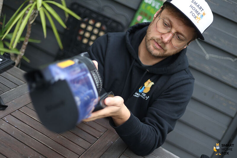 Joe ist als TÜV Rheinland Akademie geprüfter Smart Home Experte mit einem Smart Home Gerät in der Hand zu sehen.