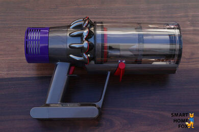 Dyson V10 лежит на полу