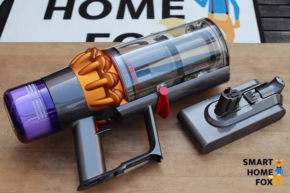 dyson v15 лежит на столе