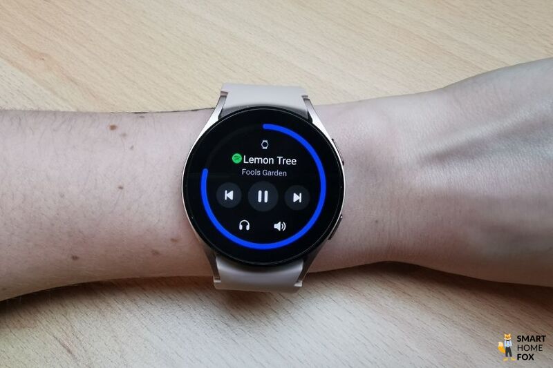 Воспроизведение музыки на Samsung Galaxy Watch 4.