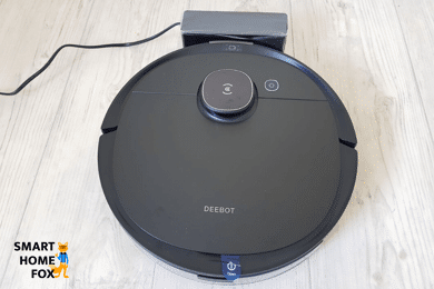 Ecovacs Deebot OZMO T8 AIVI стоит на полу