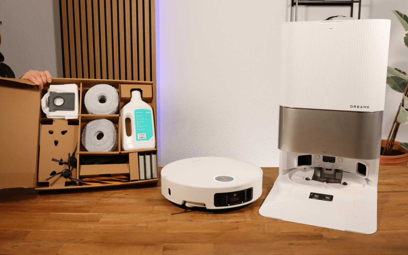Dreame X50 Ultra Complete стоит на столе вместе со всем комплектом поставки