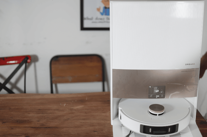 Dreame L20 Ultra стоит на столе