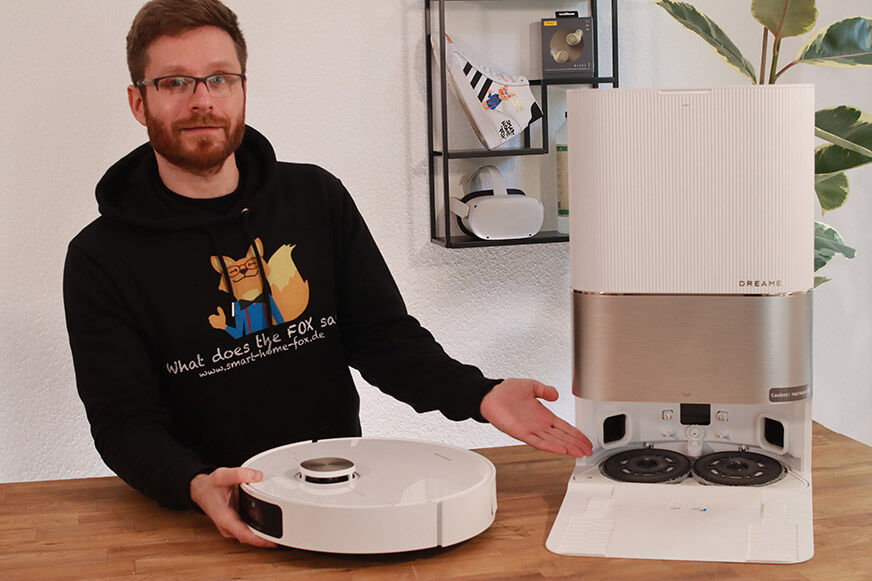 Робот-пылесос Dreame X40 Ultra стоит на столе со своей станцией.