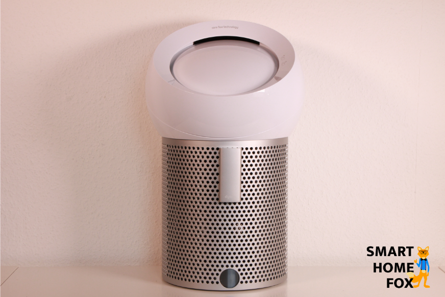 Очиститель воздуха и вентилятор Dyson Pure Cool Me BP01 стоит на полке.