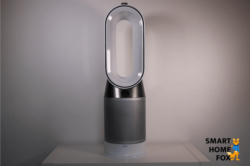Dyson Pure Hot+Cool HP05 стоит на полке