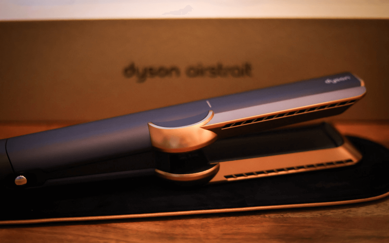 Dyson Airstrait лежит на столе.