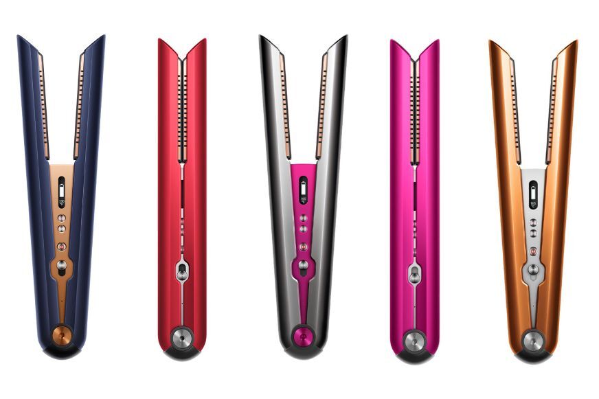 Волосы выпрямлены с помощью выпрямителя Dyson Corrale.