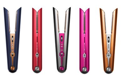 Волосы выпрямлены с помощью выпрямителя Dyson Corrale.