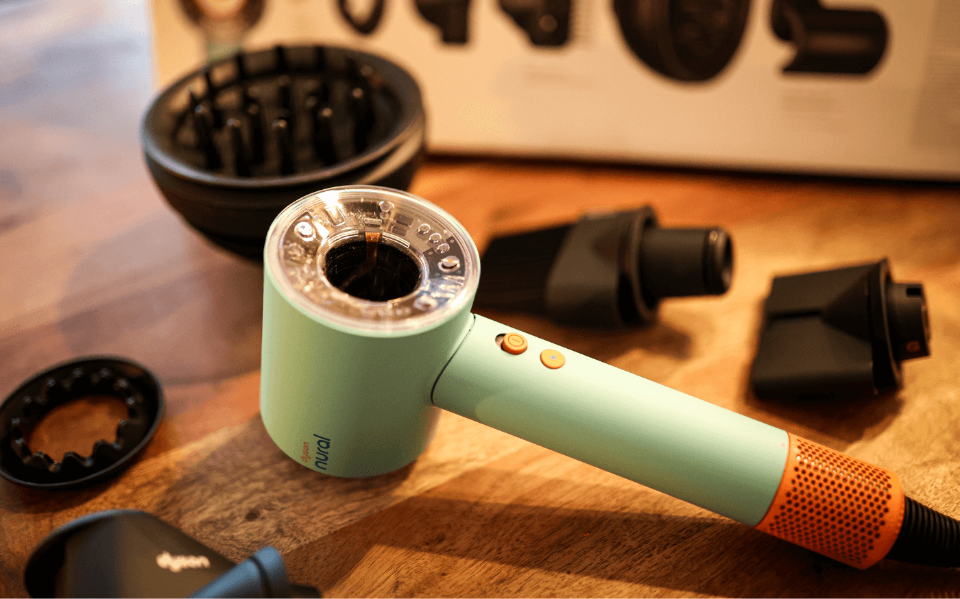 Фен Dyson Supersonic Nural лежит на столе.