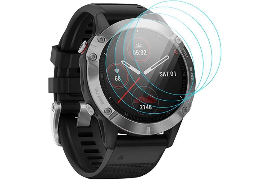 Защитная пленка находится перед дисплеем умных часов Garmin Fenix 6.