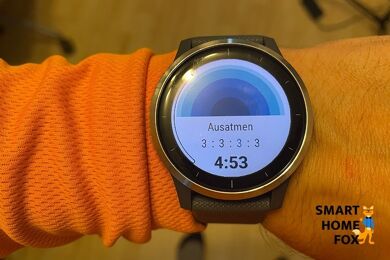 Вы можете увидеть Garmin Vivoactive 4 на белом фоне.