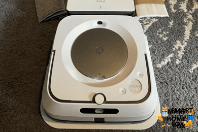 iRobot Braavа Jet M6 стоит на ковре