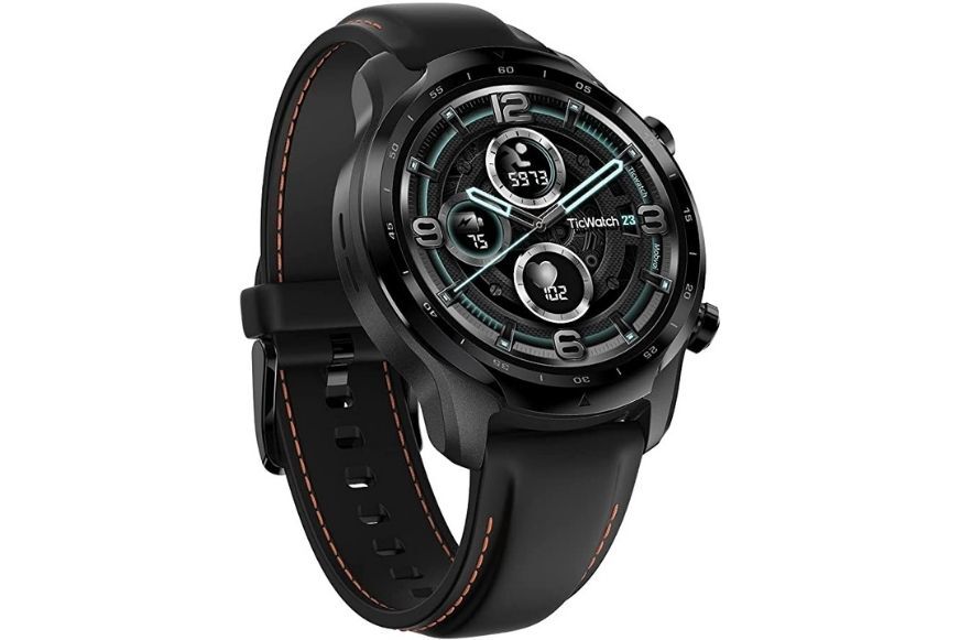 На фото часы TicWatch.