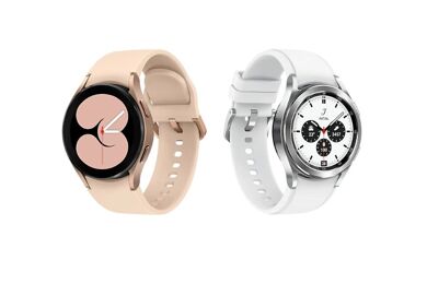 Два смарт-часа Samsung Galaxy Watch 4 расположены бок о бок на белом фоне