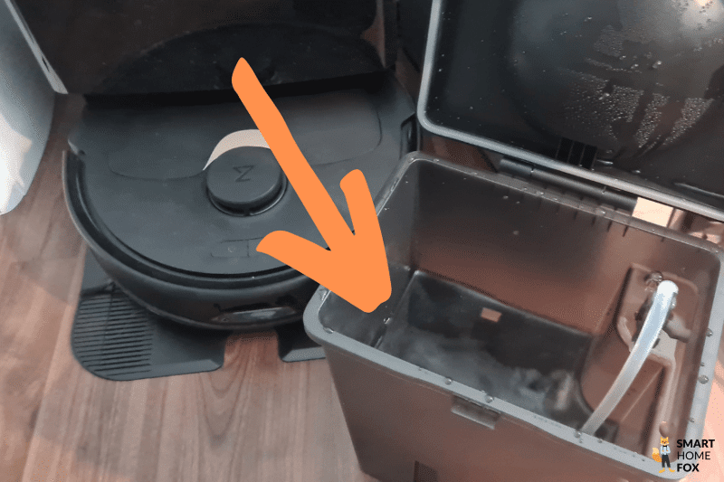 Резервуар для чистой воды многофункциональной базовой станции Roborock Q Revo виден после уборки дома.
