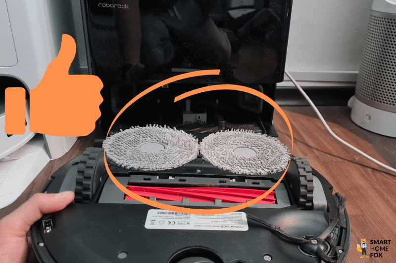 Видны чистые салфетки Roborock Q Revo после очистки салфеток на станции.