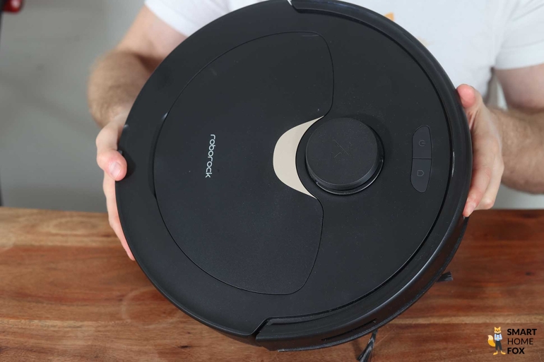 Roborock Q Revo держат в руках.