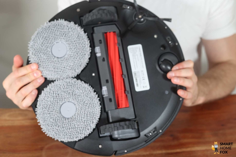 Видна нижняя часть Roborock Q Revo.