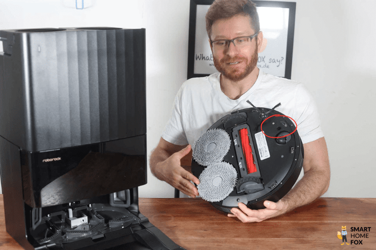 Виден ультразвуковой датчик обнаружения ковров Roborock Q Revo.