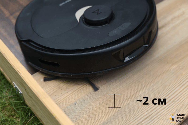 В ходе теста Roborock Q Revo преодолевает высокий дверной порог.