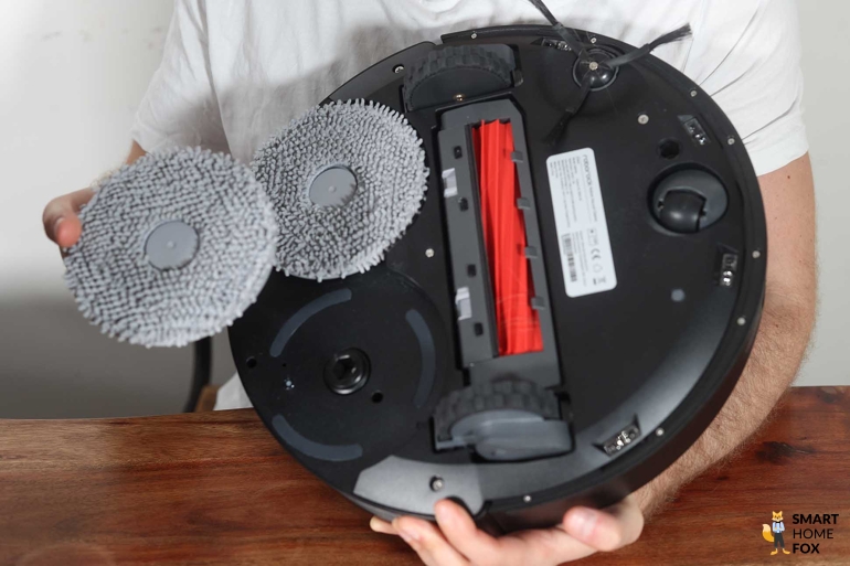 Салфетки крепятся к Roborock Q Revo.