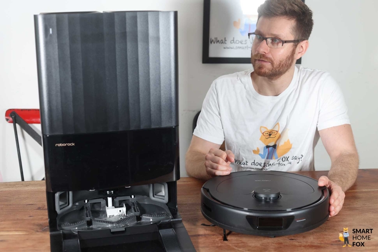 Станция Roborock Q Revo видна крупным планом.