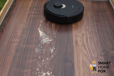 Roborock Q Revo убирает овсяные хлопья во время теста на ламинате.