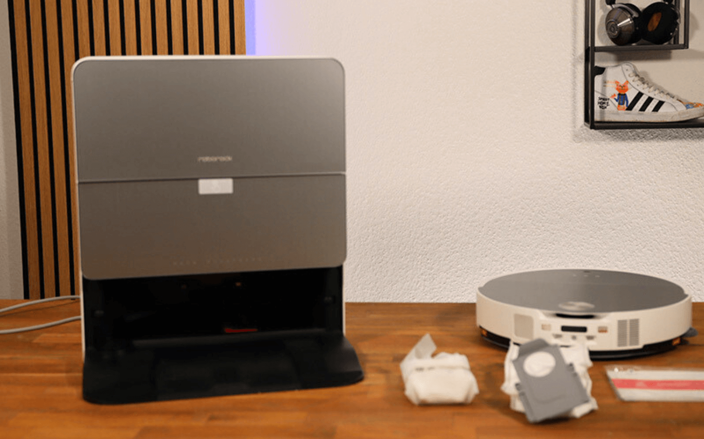 Roborock S9 MaxV Ultra стоит на столе