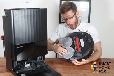 Roborock Q Revo держат в руках.