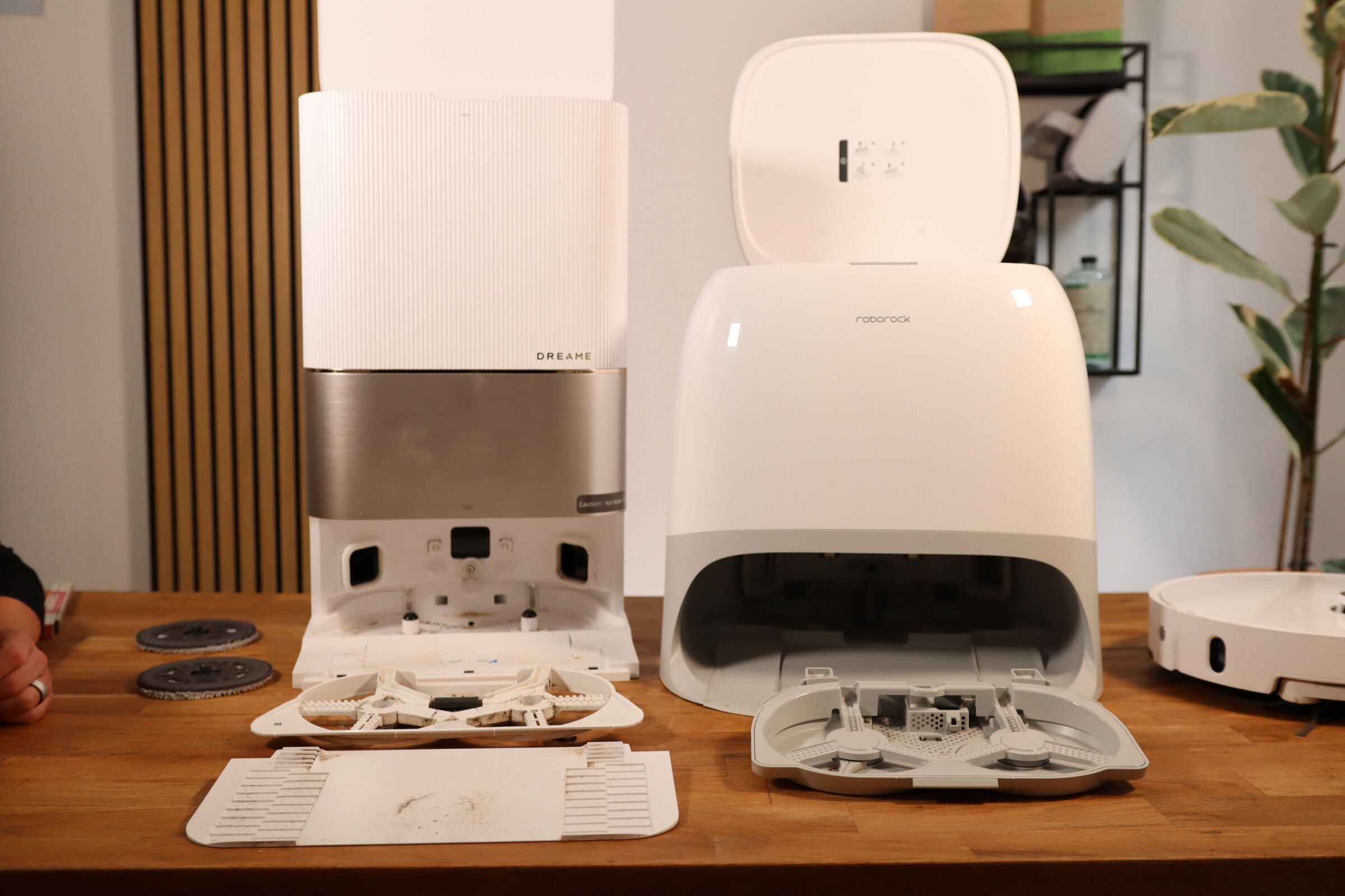 Станции "Роборок" и "Дрими" находятся рядом друг с другом.