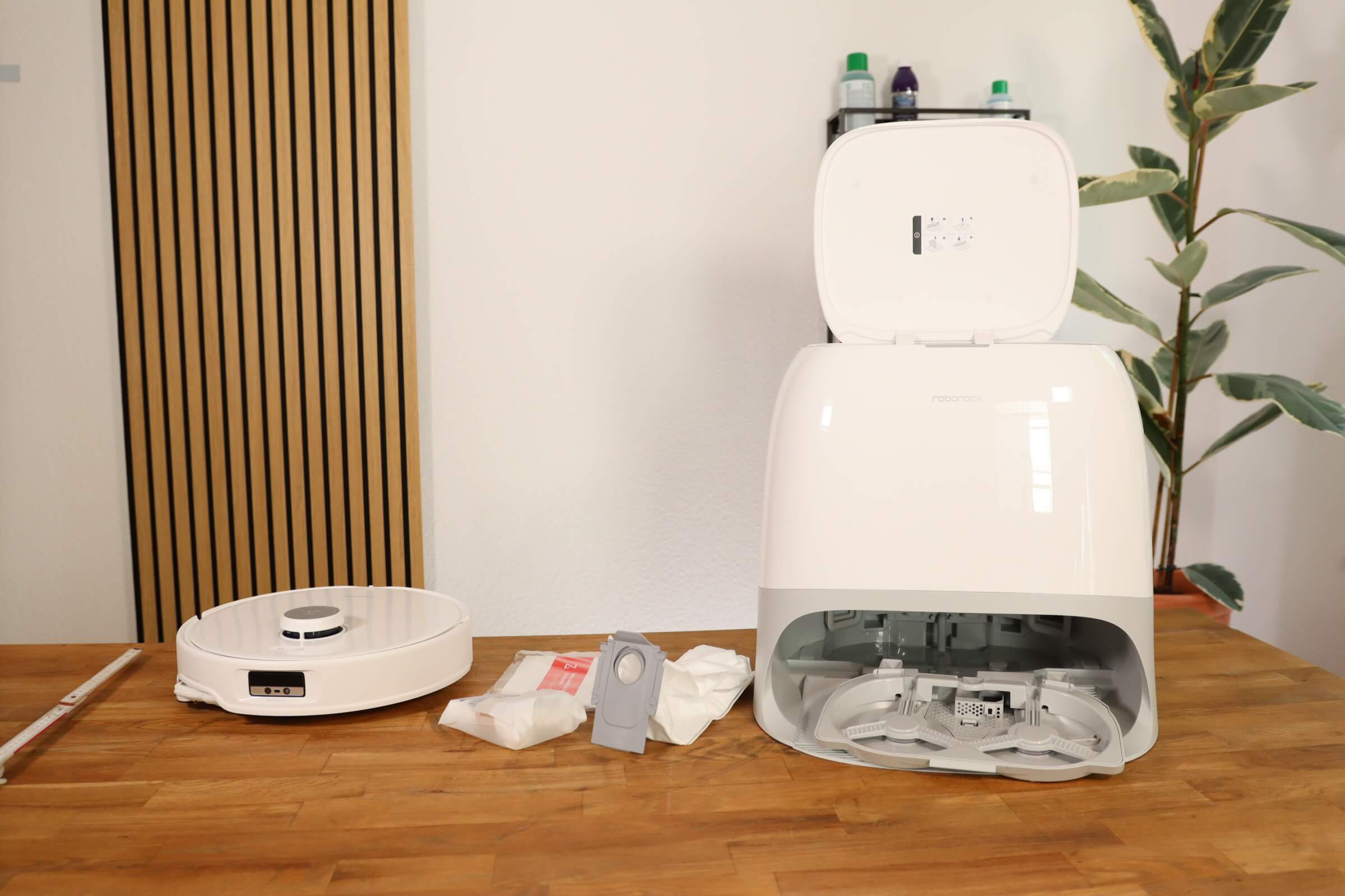 Roborock P20 Pro (Qrevo Curv) стоит на столе со всем комплектом поставки.