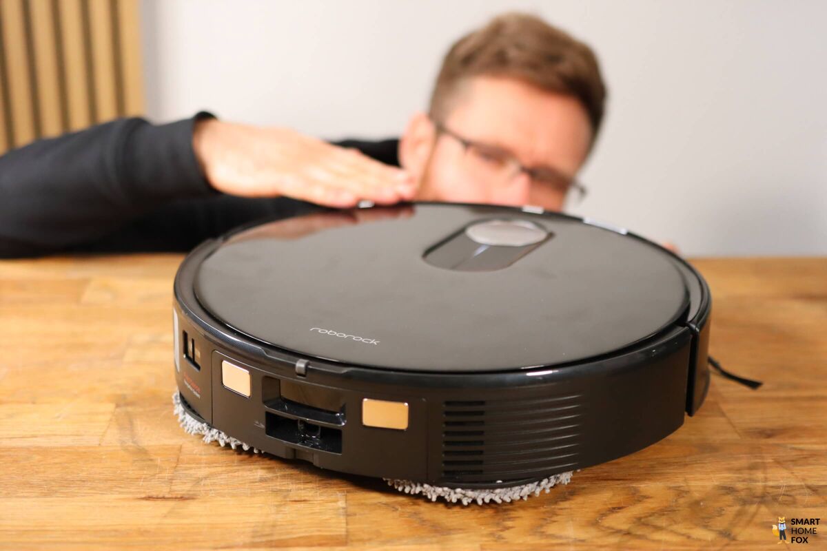 Roborock Qrevo Slim стоит на столе во время тестирования.