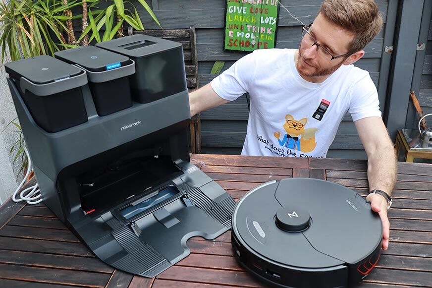 Roborock S7 MaxV (Plus) с всасывающей станцией стоит на белом фоне