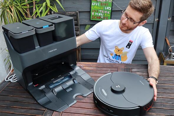 Roborock S7 MaxV (Plus) с всасывающей станцией стоит на белом фоне