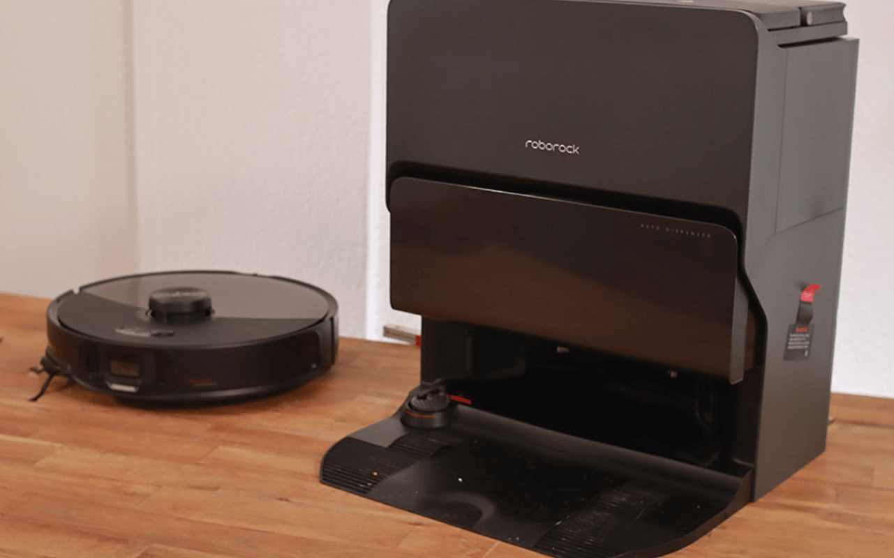 Roborock S8 MaxV Ultra стоит на столе