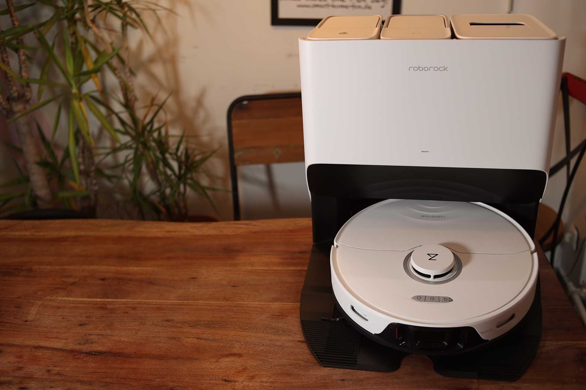 Roborock S8 Pro Ultra стоит на столе вместе со станцией.
