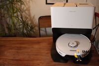 Roborock S8 Pro Ultra стоит на столе вместе со станцией.