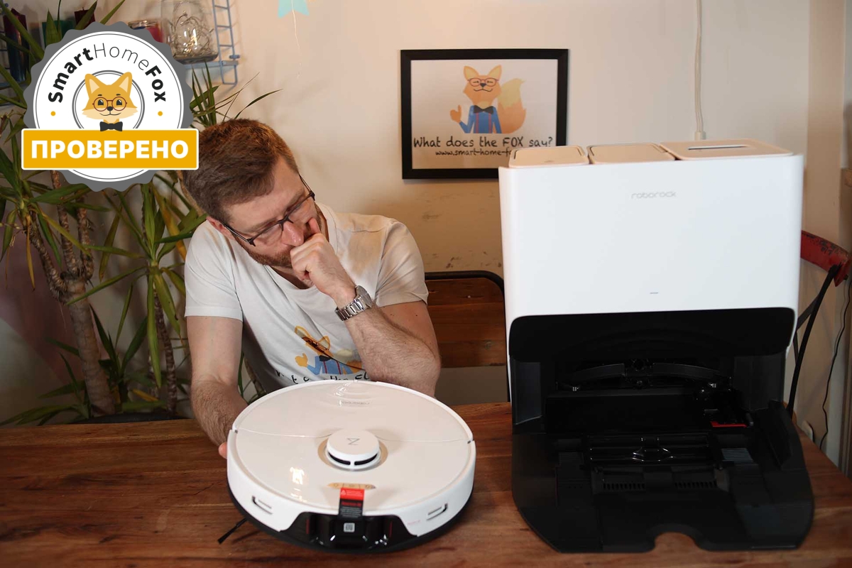 Член команды Smart Home Fox тестирует робот-пылесос Roborock S8 Pro Ultra.
