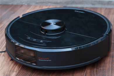 Roborock S6 MaxV стоит на полу