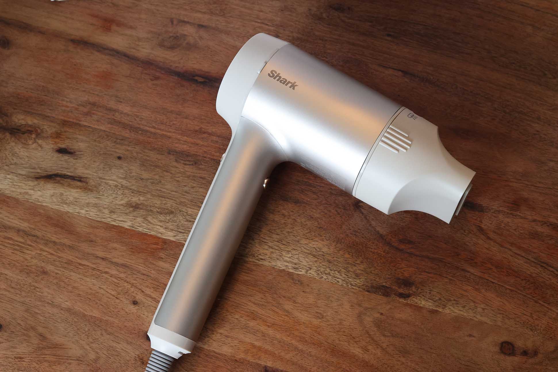 Shark Style iQ лежит на столе.