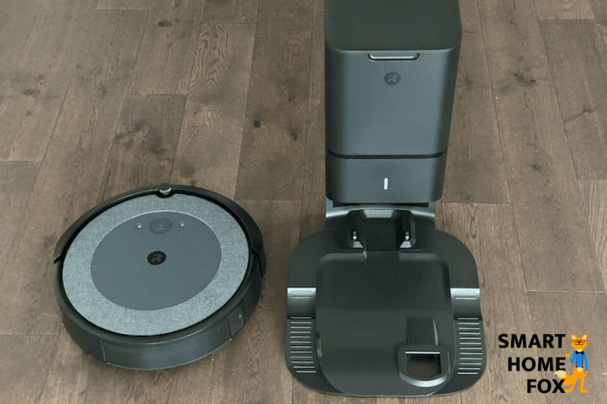 iRobot Roomba i3 со станцией самоочистки до начала теста на полу.