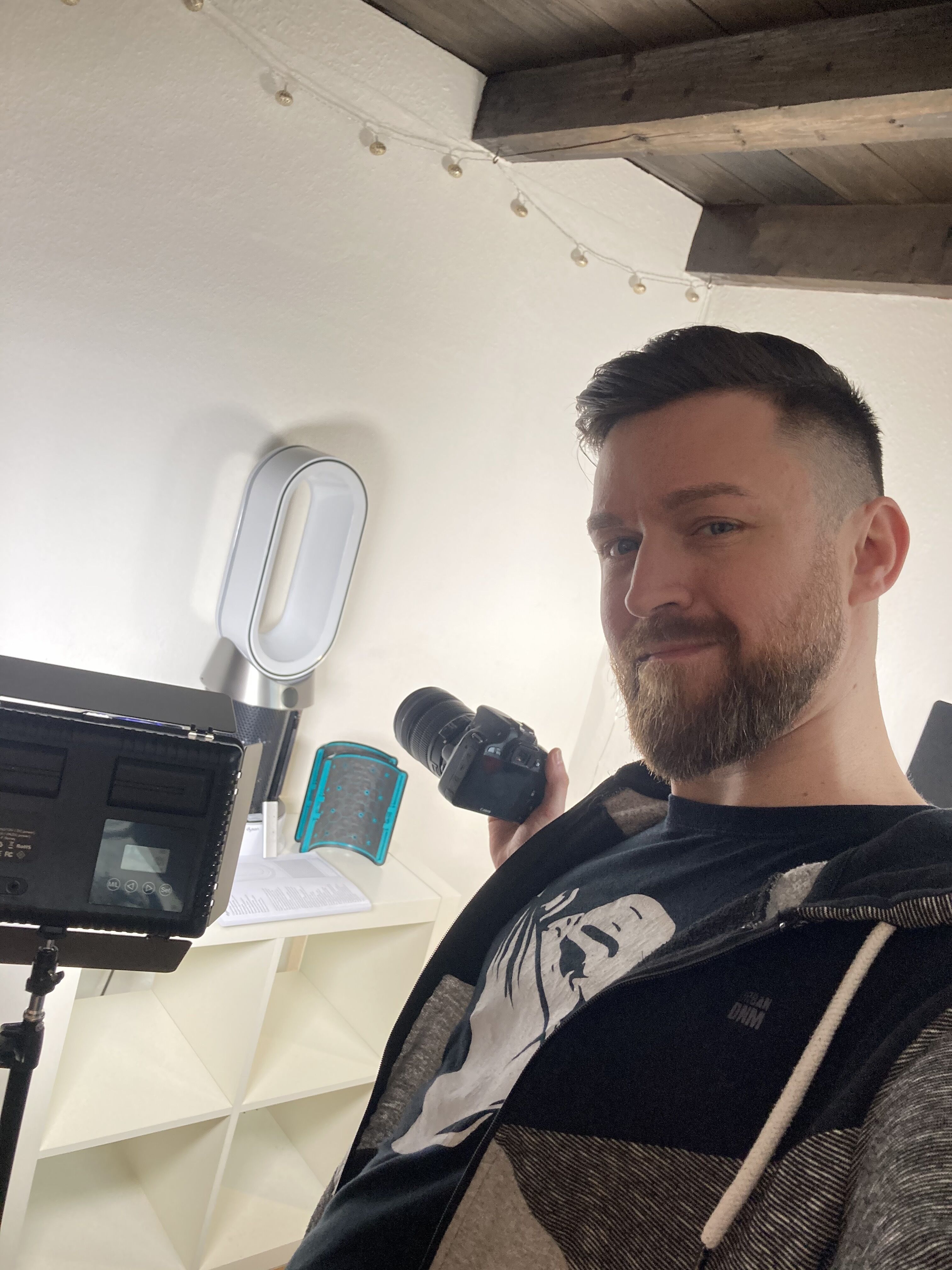 Эксперт и испытатель продукции Саша тестирует очиститель воздуха