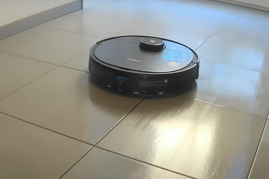 Ecovacs Deebot OZMO 950 вытирает пол