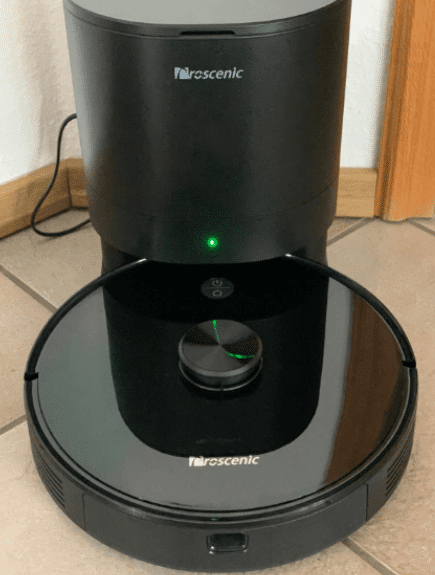 Proscenic M7 Pro стоит на зарядной станции