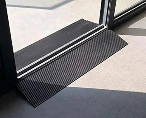 Пандус дверного порога находится между дверью и порогом